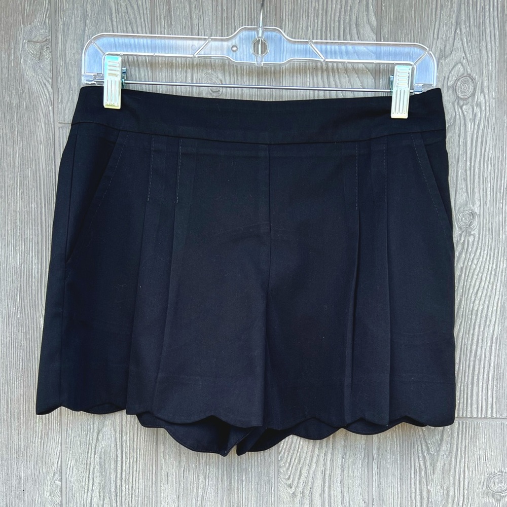 Trina Turk Black Scallop Hem Pleated Shorts Women’s Size 2 High Rise Dressy